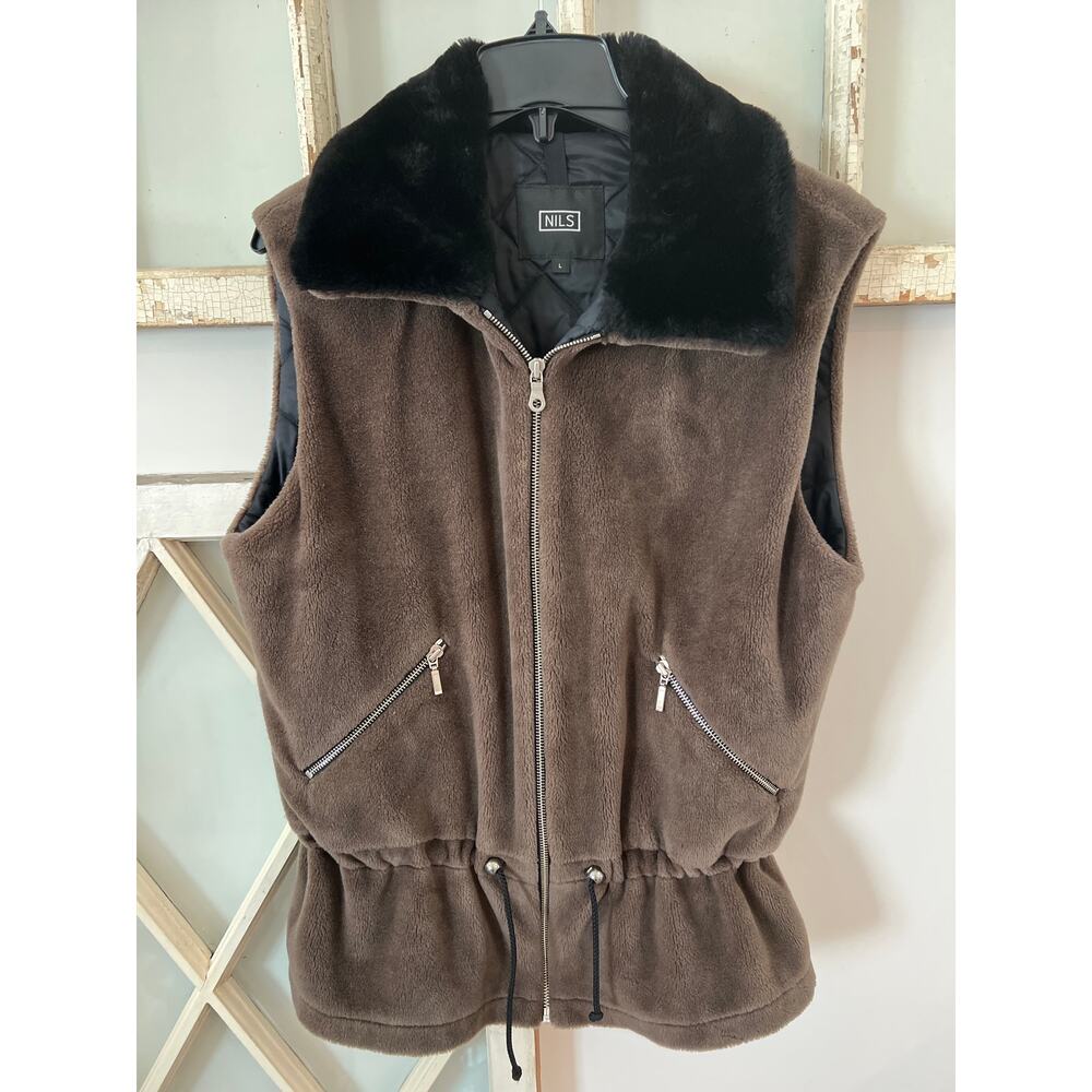 NILS size large brown with black fleece vest